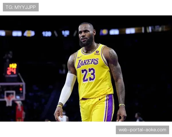 詹姆斯30+9+15全能表现，湖人老将依旧保持高效